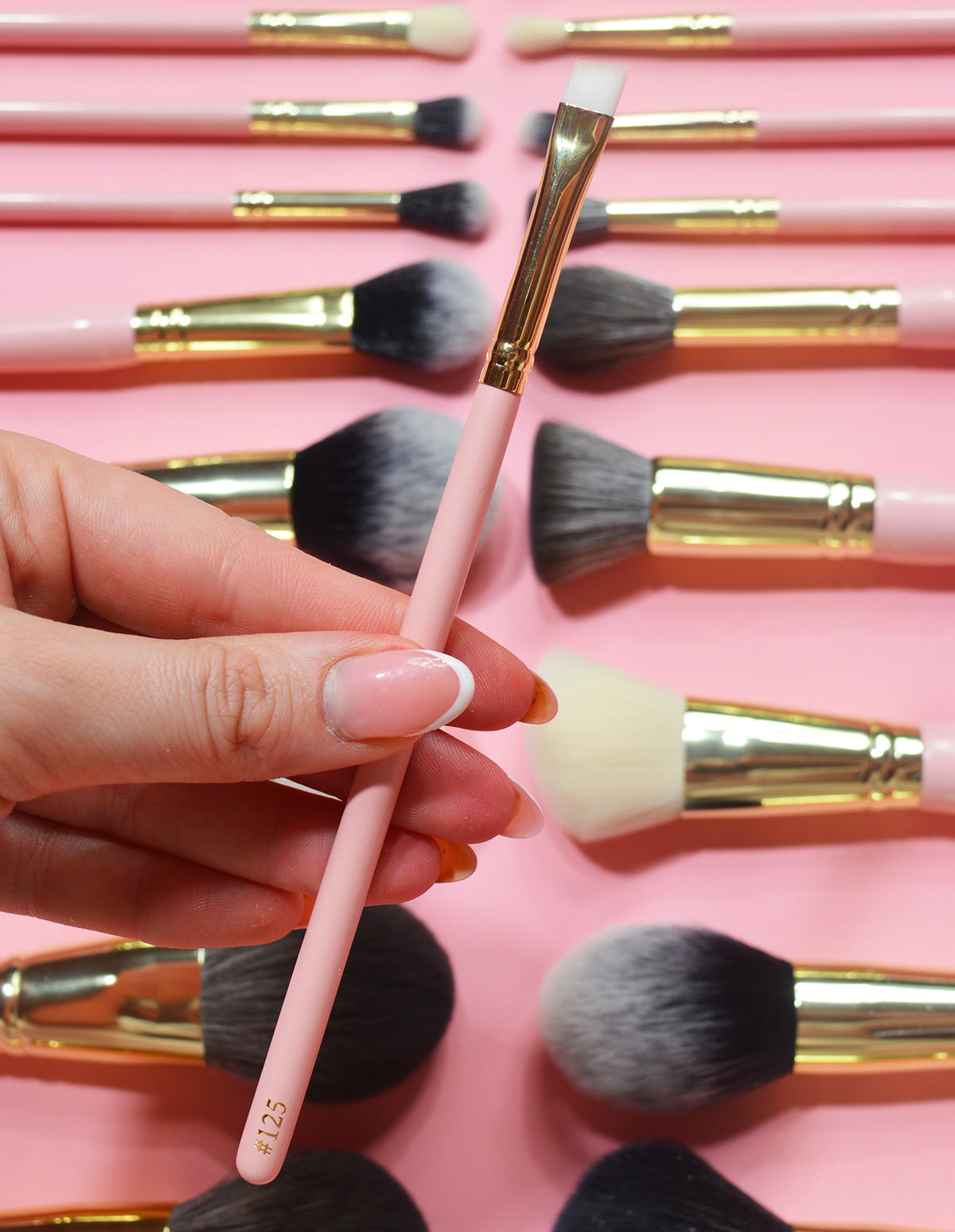 #125 Angled Liner Brush